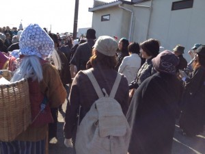 戦後の行商人にしか見えない