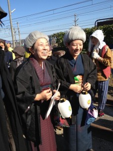 八墓村の双子の老婆、お二人は実の親子。