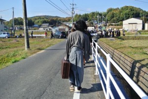 歩き方もサマになってる