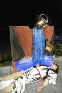 この見立て殺人のための仮装だったのか！