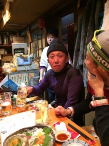 偶然隣の席田中国衛が飲んでました
