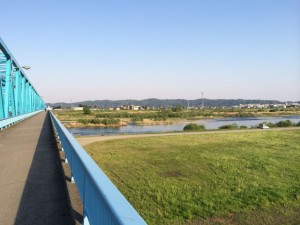神通川の橋を渡って