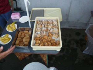 スタートして５km過ぎの中標津空港エイド。牧舎の劇ウマパンとスコーン