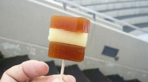 そしてデザートの標津羊羹とゴーダチーズを挟んだ物。これが絶品。家に帰ってまねして作りました。