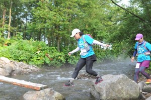 いきなりの沢渡り 皆さん軽やか