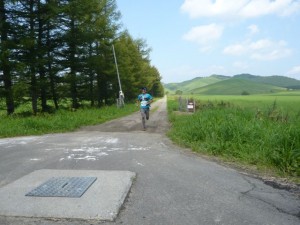 ２往復して林道をキロ3分で駆けてきたトップランナー