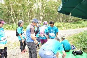 林道後の西別岳登山口手前のエイド ここで昼食
