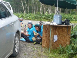 一足先に引き上げた北海道チームのスタッフ かまいしカメラマン（右）とくぼた・・・もとい、ひぐちさん（左） ロングドライブお疲れ様でした