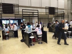 空港の入国審査のようでした