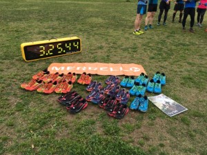 「MERRELL」のシューズの試し履き。シューズはALL OUT CHARGE