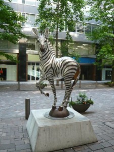 CP8丸の内のシマウマのゾウ