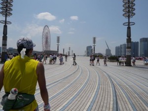 お台場にて 大量の若者が前方に見えます。応援してくれているのかな？幻かな？・・・