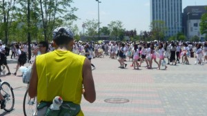 この日はお台場でColor Me Radというランイベントが行われていたようで、楽しそうな若者の集団の間をゾンビのように進む我々との対比が何ともシュールでした 