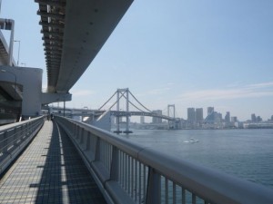 難所レインボーブリッジ　直射日光が防げたのだけはありがたかった。橋を渡り終えてロックアイス４袋目購入