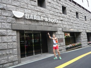 こんな大企業の前も通過