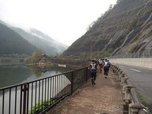 まずは湖畔沿いのロードを4.5kmほど