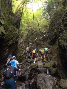 渓流沿いの岩場なかなか手強いです