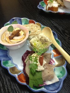 おしゃれな湯葉料理。お肉と湯葉、湯葉ティラミス、生湯葉のオリーブオイルがけ、レンコンと湯葉のはさみ、その他、湯葉と柿とチーズの和え物のような・・・どれもお石会った。ワインも日本酒もふるまわれた
