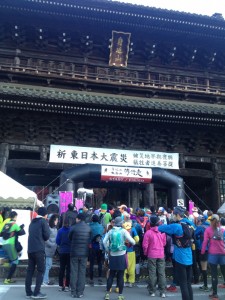 サロモンのゲートが設置されて、選手が集まってきているスタート地点。