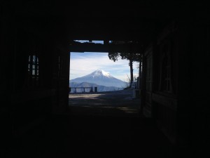 敬慎院の門をくぐって振り返ると見える美しい富士山