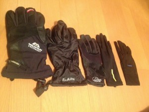 左から冬山用、防水の手袋、普通の山用、インナー手袋、FINETRACKのアンダーと同じインナー手袋