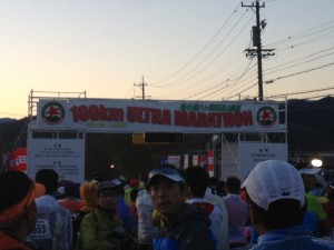 スタートゲート前。まだ夜が明けてきているところ。