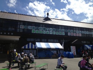 説明会場前。天気がとっても良く販売してたコーヒー牛乳がとてもおいしかった。