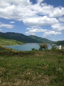 A3手前の野反湖に到着。気温もあがり、湖がキラキラして眩しかった。緑も一層まぶしい。