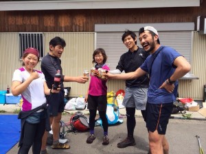 獅子岩ゴールしたらビールやコーラをいただけた！最高の気分でした。