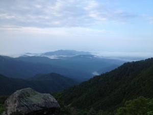 破風山避難小屋外の夜明け。