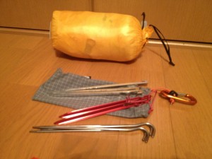 私のツェルトちゃんはアライテントの。1-2人用。ペグはいくつかサーフェスに合わせて。ペグケースはゴッサマー