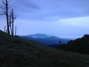 破風山避難小屋外。雲が海のように見える。