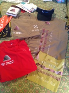 中央:今年のトルデジアンTシャツはカーキ。これ、好き。バフはウレタン製のバフでバフではないバフ。うーん・・・ 赤いのは参加賞。ストレッチバッチリだけど・・・。 テクニカやグリベルのバフは嬉しい。サンバイザーも参加賞。今回はマップが箱に貼っていて和紙のような材質で出来ていて保管可能なものだった。