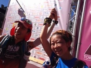 ゴールして香港のBarryさんと。Barryさんは2連続完走。Bertoneから足が痛くて痛くてよちよち歩いてる私に付き添ってくれた超優しいアスリートなのです。
