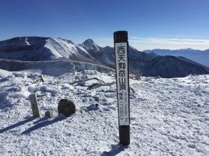 西天狗岳は東と違い風がなく穏やか。山頂で篠崎さんの北アルプスからの山の名前と位置をレクチャーしていただきました。 すべて言えるってスゴイ！さすが私達の先生＼(^o^)／