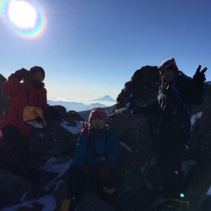 ニュウにて。後ろには天狗岳からは見えない富士山が。