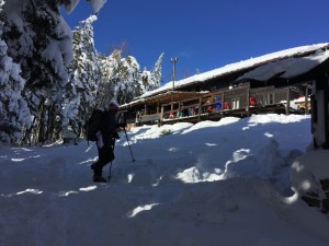 頑張ってラッセルした後に到着した高見石小屋。