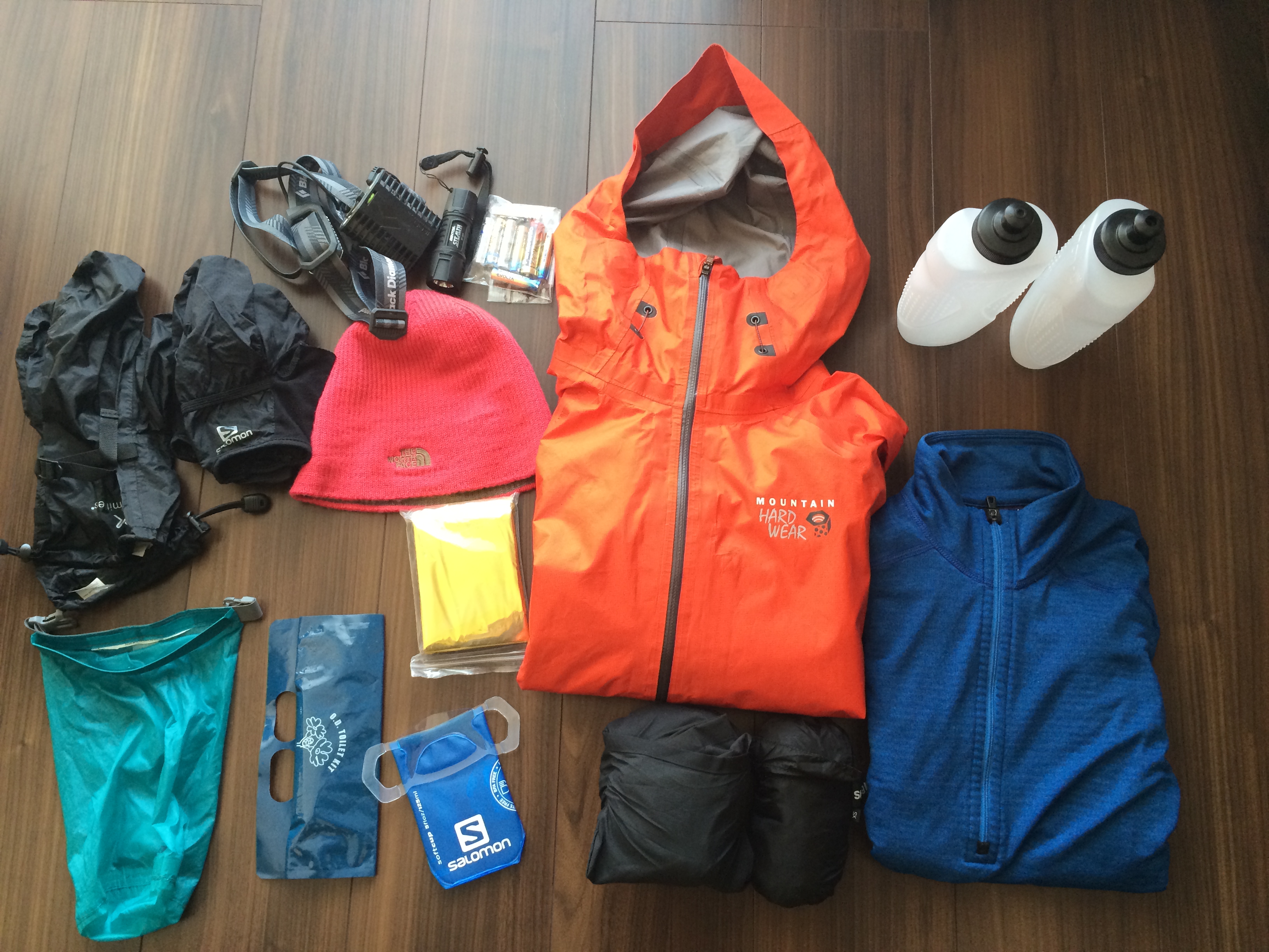 1.コースマップ(×) 2.携帯電話(〇):iPhone5s 3.携帯コップ(〇):salomon soft cup 4.1ℓ以上の水(〇):Inov-8 Race Ultra Vest付属のボトル 5.食料(×) 6.ライト2個(それぞれの予備電池)(〇):BDアイコン&ハンドライト 7.サバイバルブランケット(〇) 8.ホイッスル(〇):ザック付属のもの 9.テーピング用テープ(×) 10.携帯トイレ(〇) 11.フリース(〇):patagonia cap4 12.足首までを覆うズボン(〇):SHMWミニマリストパンツ 13.手袋・耳までを隠す帽子(〇) 14.レインジャケット(〇):MHWクエーサープルオーバー 15.レインパンツ(〇):SALOMON BONATTI WP PANT 16.ファーストエイドキット(×) 17.保険証(×) 18.フラッシュライト(〇) ※×のやつは入れていません。