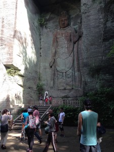 山頂の方から日本寺に入るといきなり表れる石仏。何の情報もなかったのでその驚きたるや。あっちゃんかっこいいな。