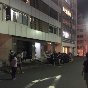ランボーのお店の前に集合。荷物や着替えがある人はお店にデポっておけます。久々なのでちょっと遠巻きに様子を見ていますw