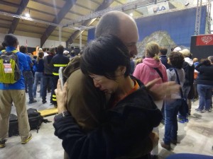 表彰式にて。スィーパーの1人がわたしを見つけて抱きしめてくれました。君は完走できなかったけど、僕たちの心の中に残っているよ。そう言ってくれました、多分、イタリア語だったけど(笑) -photo by Ayumu