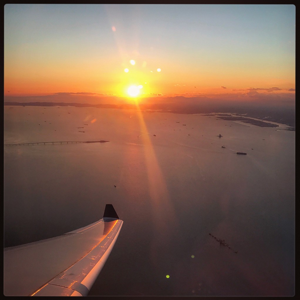 羽田から飛び立ってすぐの夕日。小さく富士山も