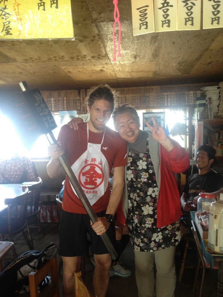 トレイルランナーにはおなじみ金時山のおばちゃん。Joeと松本大選手がトップランナーと知るや大はしゃぎw