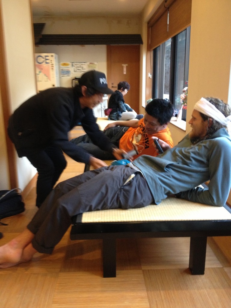 風呂上がりにキャッキャする稲葉兄貴、山田慎也、Joe