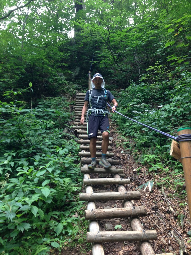 その名の通り1000m前後のほぼ同じ高度で水平にのびている水平歩道ですが、10kmほど進んだ地点で200mほど一気に下ります。この先が阿曽原温泉小屋。