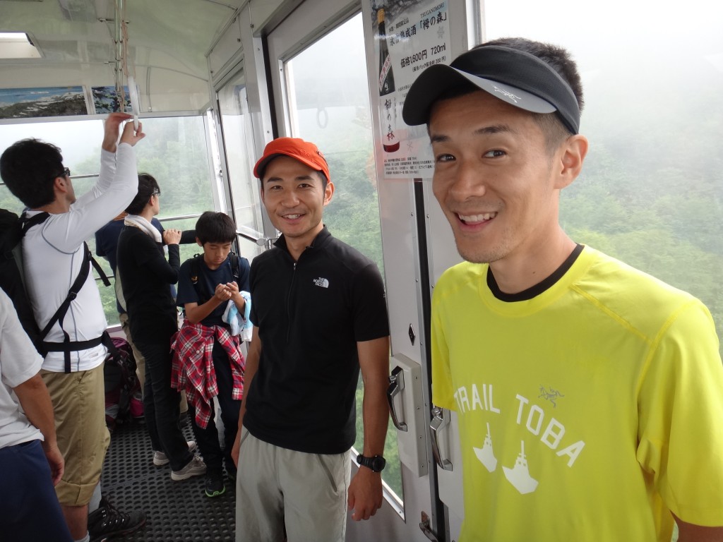 ゴンドラとリフトを乗り継いで1850mの栂池自然園まで上ります。気温は20°との事。ロープウェイのお兄さんも「クソ暑いです！」と言っていました。
