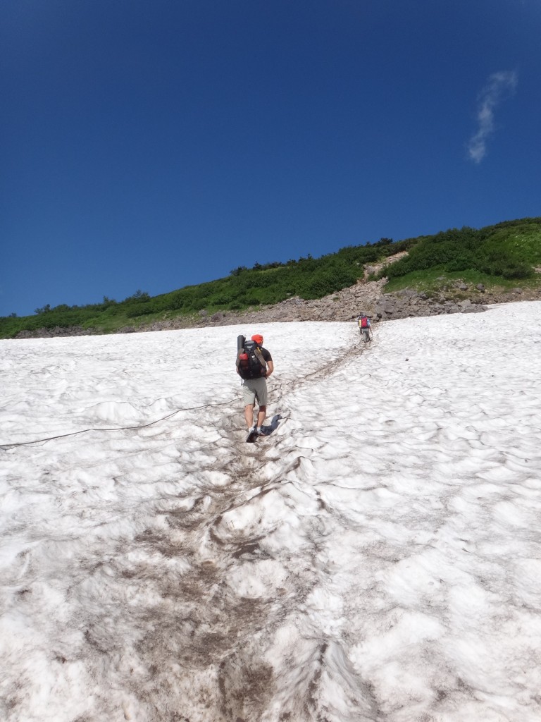 岩場や小さな雪田を越え…