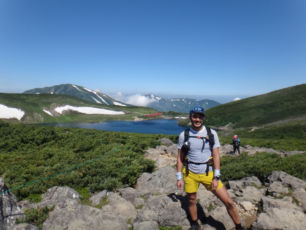 乗鞍を過ぎると、すぐ白馬大池と山荘が見えます。