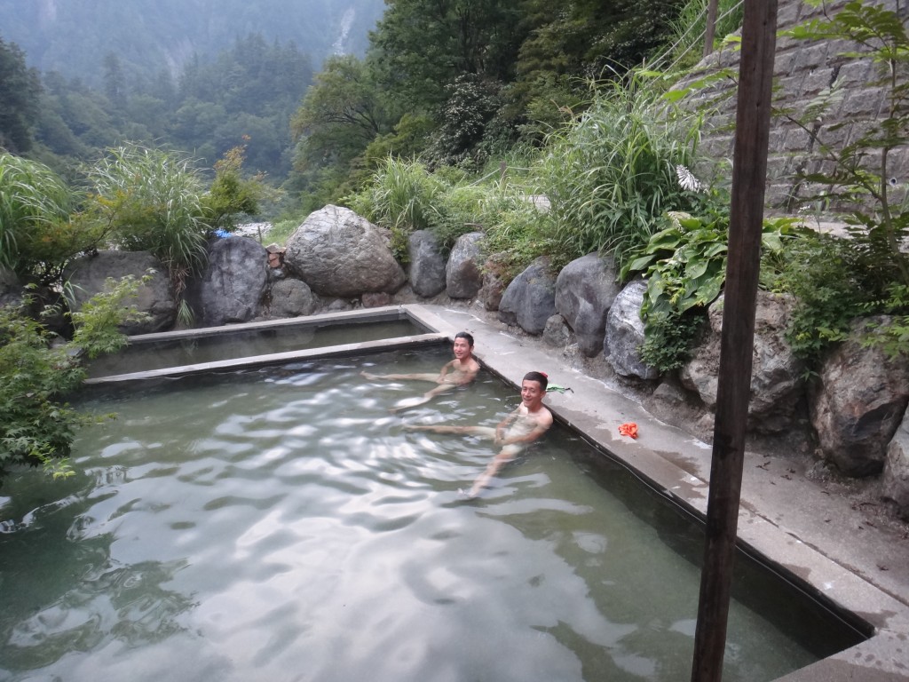 テン場の真横に温泉。温度も熱すぎずぬるすぎずで最高です。
