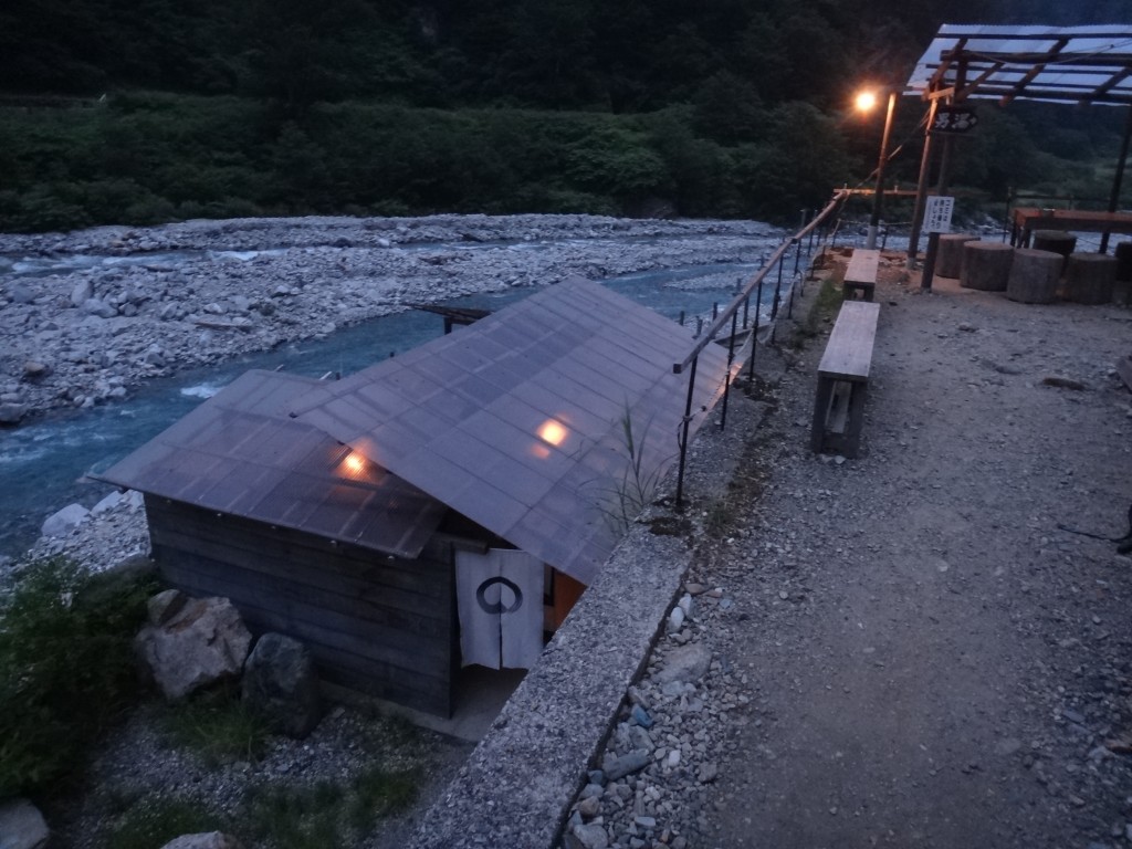こんな感じで川沿いに温泉がたっています。